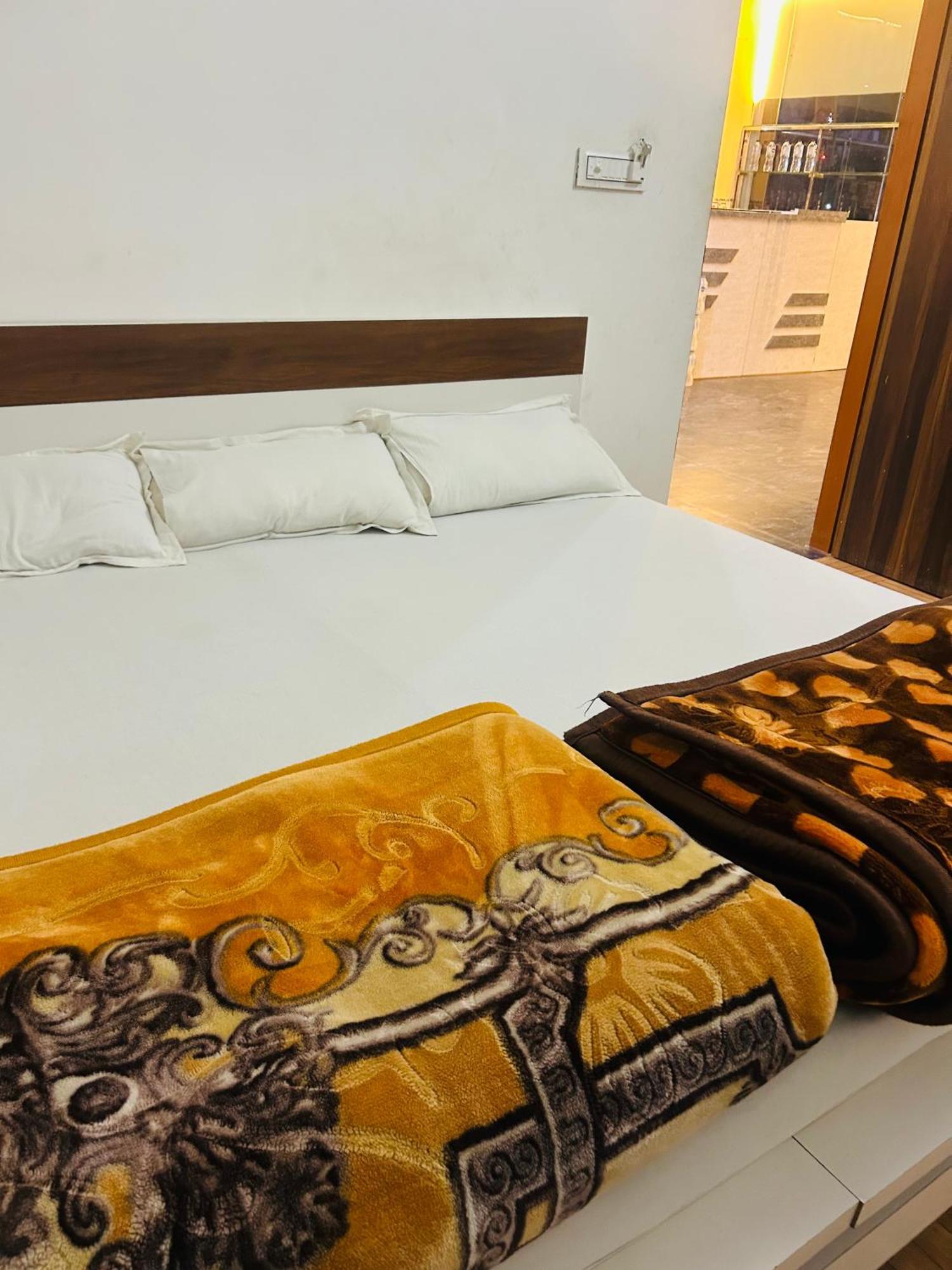 Milan Hotel & Restaurant Sikar ภายนอก รูปภาพ